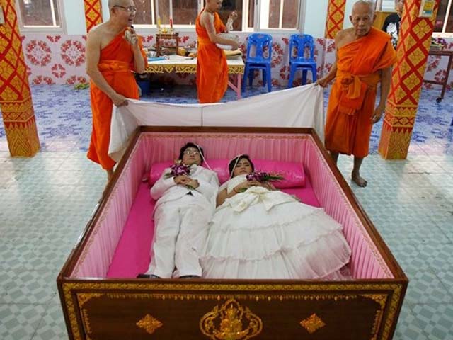 Nghi lễ 'giả vờ chết' xua đi xui xẻo của người Thái Lan