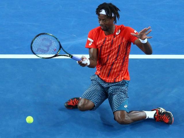 Thể thao - Hot shot: "Gã điên" Monfils quỳ gối bỏ nhỏ kỹ thuật