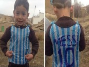 Bóng đá - Loạn danh tính cậu bé mặc áo Messi bằng nilon gây sốt