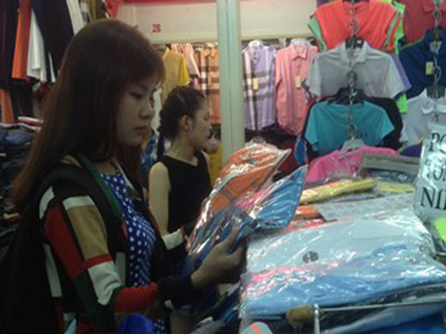 Thị trường - Tiêu dùng - "Hàng hiệu" siêu rẻ tràn vào chợ tết