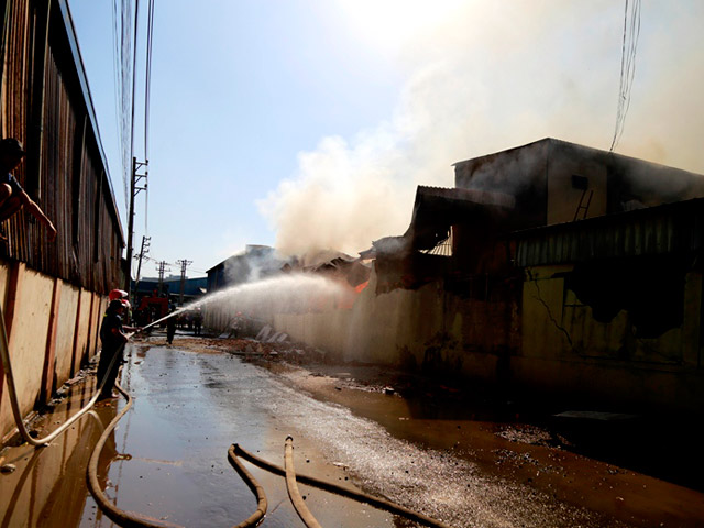 Tin tức trong ngày - Cháy 3 công ty gỗ liền kề, công nhân tháo chạy tán loạn