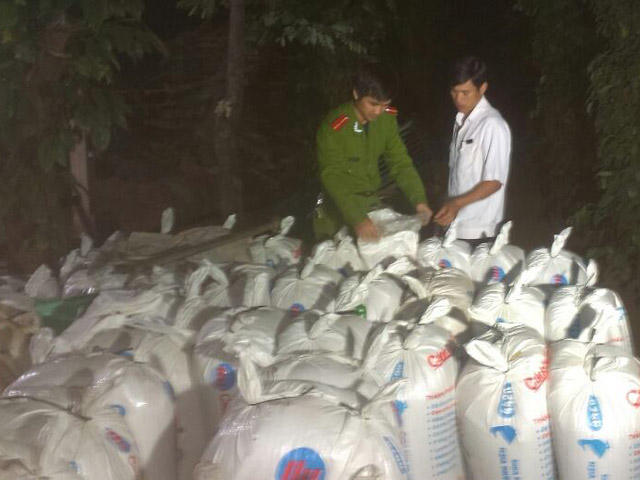 Thị trường - Tiêu dùng - Thu giữ hơn 2 tấn mỡ bẩn sắp "hóa" dầu ăn