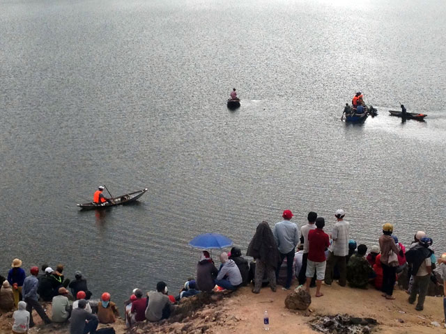 Tin tức trong ngày - Chìm ghe trên hồ thủy điện, 2 vợ chồng mất tích