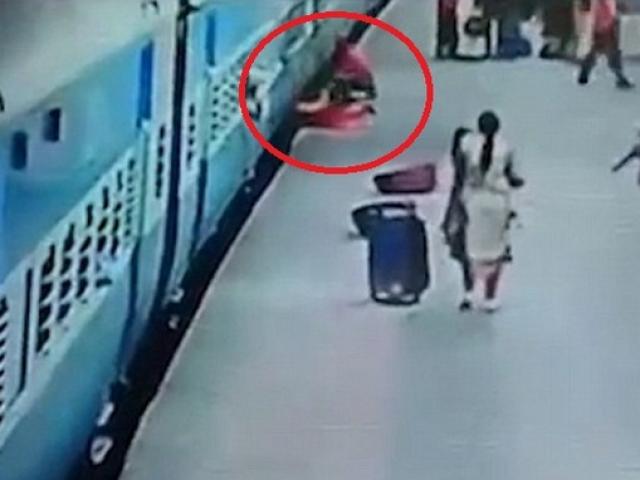 Thế giới - Ấn Độ: Tàu hỏa "nuốt" người phụ nữ xuống đường ray