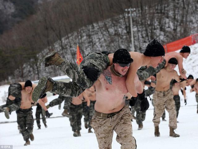 Thế giới - Ảnh: Binh sĩ Mỹ-Hàn cởi trần rèn luyện dưới trời -22 độ