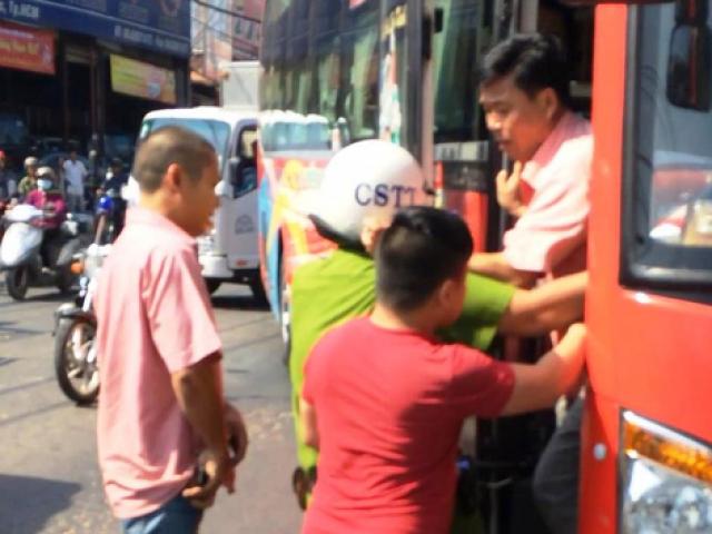 Tin tức trong ngày - Cảnh sát nổ súng khống chế tài xế xe khách