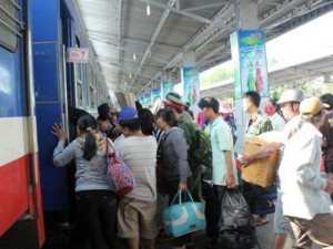 Tin tức trong ngày - Coi chừng lỡ chuyến tàu Tết vì... vé không hợp lệ!