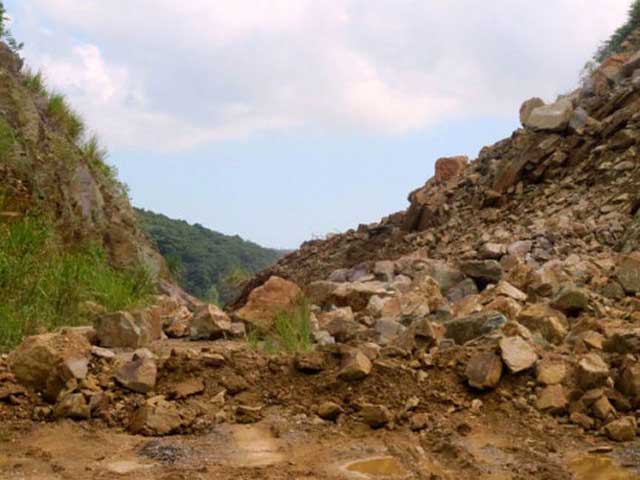 Tin tức trong ngày - Sạt lở núi đá vào nửa đêm, 3 người bị vùi lấp