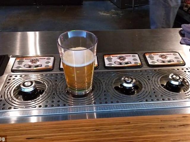 Thế giới - Video: Cách rót bia không cần qua miệng cốc