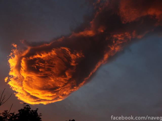 Đám mây kỳ lạ hình “bàn tay của Chúa”