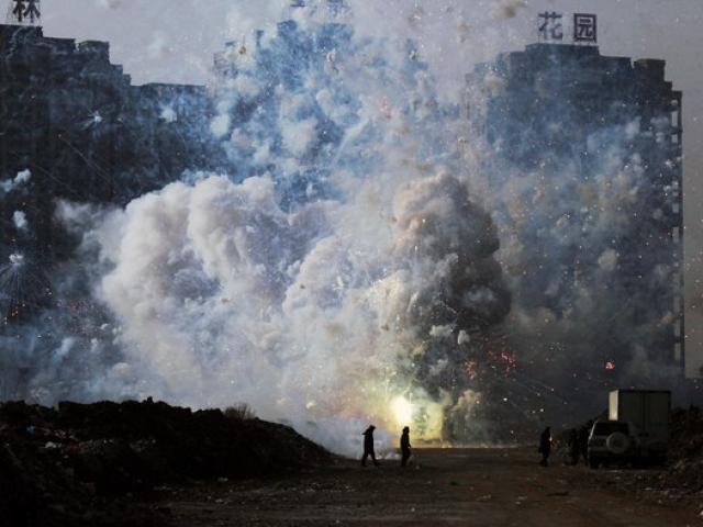 Thế giới - TQ: Pháo hoa lậu nổ "tưng bừng", đẹp mắt
