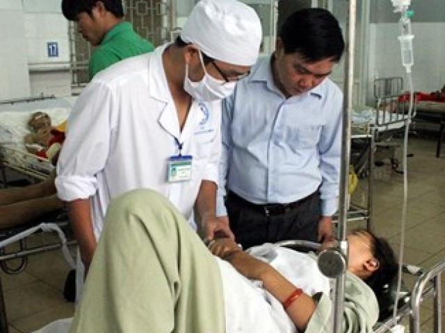 Tin tức trong ngày - Xe khách lật nhào, 37 hành khách nhập viện cấp cứu