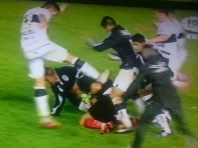 Bóng đá - Đá giao hữu, cầu thủ "sút" nhau tới tấp