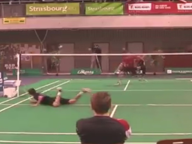 Cười 24h - Video clip: Thánh chơi cầu lông đã xuất hiện