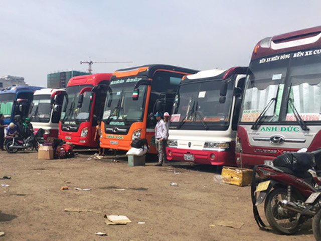 Tin tức trong ngày - Thanh tra giao thông mật phục bắt xe "dù"