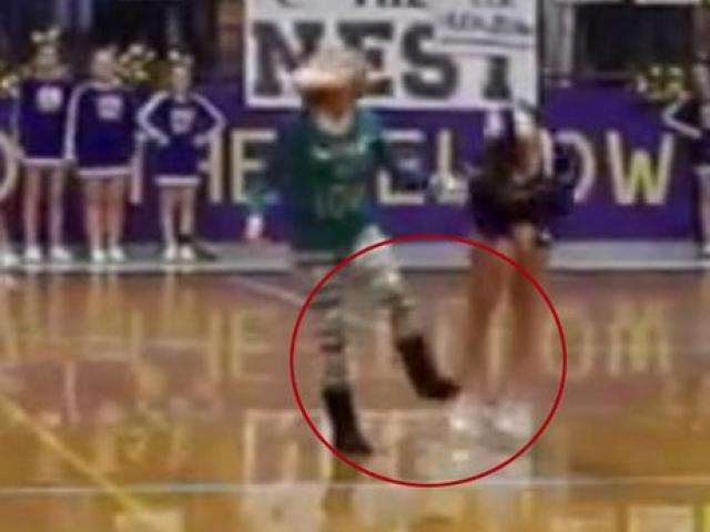 Môn thể thao khác - HLV bị sa thải vì "chọc gậy bánh xe"