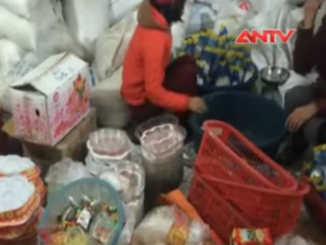 Thị trường - Tiêu dùng - Bắt tại trận nửa tấn “mầm bệnh” trong lò làm mứt bẩn