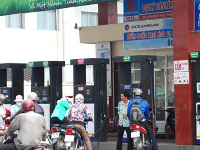 Tin tức trong ngày - Sát Tết, giá xăng giảm xuống mức kỷ lục