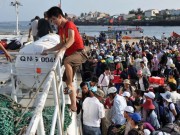 Tin tức trong ngày - Tàu ra Lý Sơn quay lại vì sóng lớn, hàng trăm khách mắc kẹt