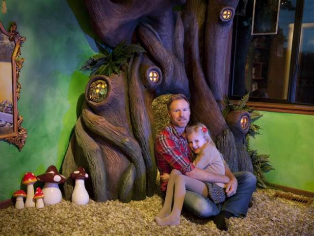 Bạn trẻ - Cuộc sống - Cha xây phòng cổ tích tặng con gái trong suốt 18 tháng