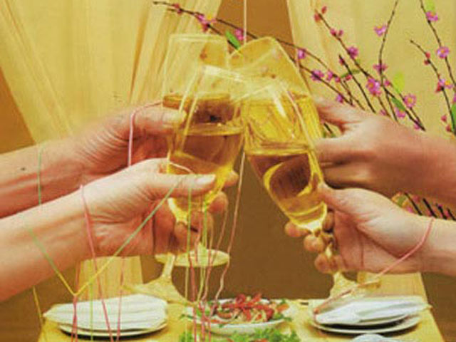 Tin tức trong ngày - "Uống nhiều bia rượu, con người lười suy nghĩ"