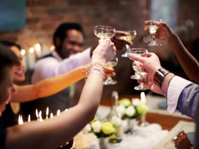 Tin tức trong ngày - Nụ cười và nước mắt của kiều nữ nhậu thuê