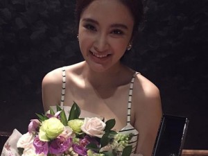 Đời sống Showbiz - Facebook sao 4/2: Angela Phương Trinh khoe quà hàng hiệu