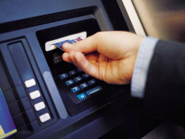 Kinh doanh - Rút tiền tại ATM lại bị &quot;nuốt&quot; tiền, phải làm sao?