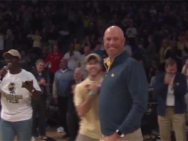 Clip Đặc Sắc - CĐV bỏ túi 25 nghìn đô nhờ cú gạt golf siêu hạng