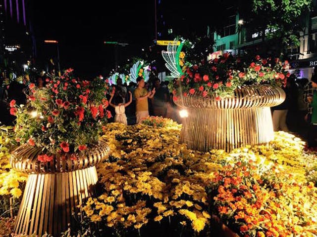 Tin tức trong ngày - Đường hoa Nguyễn Huệ đông "nghẹt thở" đêm khai mạc