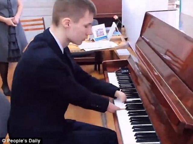 Video: Cậu bé không tay chơi đàn như nghệ sĩ