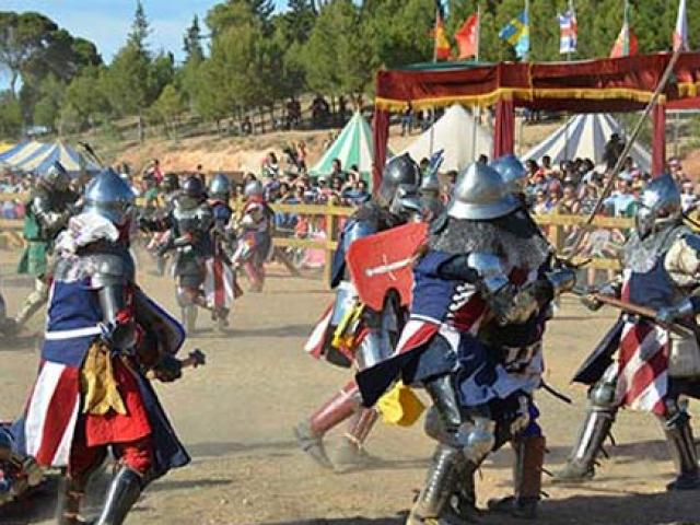 Thể thao - Thể thao dị: "Giáp lá cà" đấu kiếm kiểu trung cổ