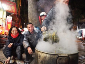 Tin tức trong ngày - Người dân Thủ đô trắng đêm luộc bánh chưng Tết