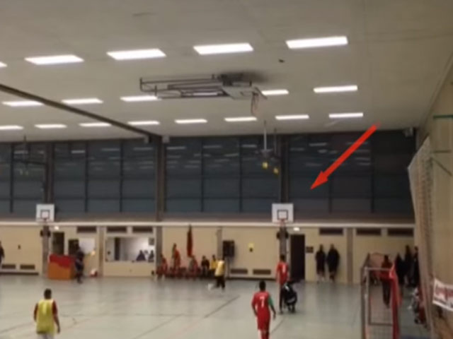 Bóng đá - Cản phá cú sút, thủ môn vô tình ghi bàn vào… rổ