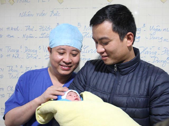 Tin tức trong ngày - Bé gái chào đời vào thời khắc đầu tiên năm Bính Thân