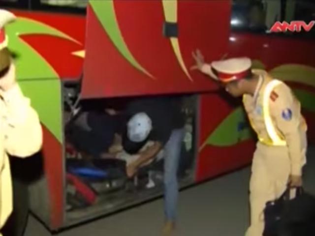 Video An ninh - Hãi hùng nhà xe nhồi nhét khách trong cốp khóa kín