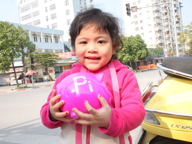 Tin tức trong ngày - Đầu năm, dắt trẻ đi mua heo đất về... "nuôi"