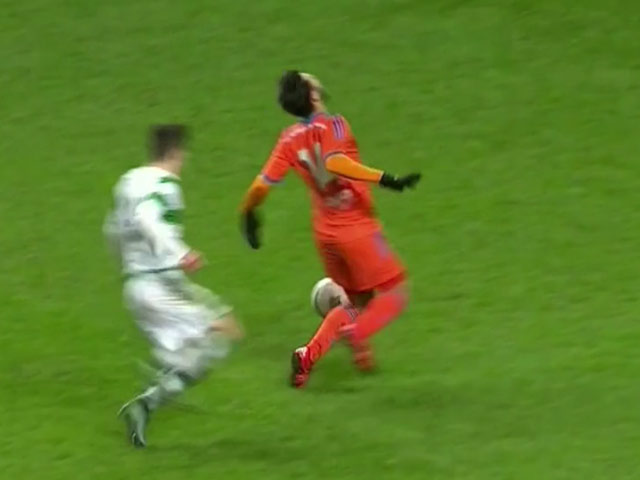 Bóng đá - Ngã ăn vạ để... ngăn bàn thắng