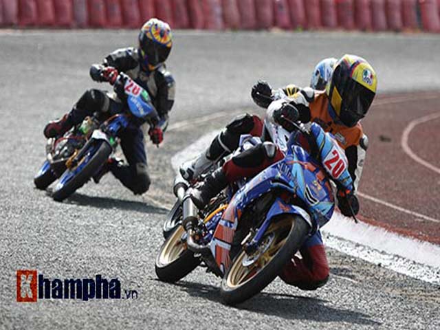 Thể thao - Sân Cần Thơ kín chỗ vì khán giả miền Tây "máu" xem đua xe