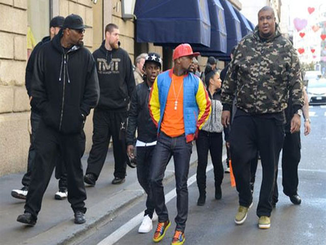 Thể thao - Tin thể thao HOT 12/2: Mayweather khoe đội vệ sĩ "khủng"