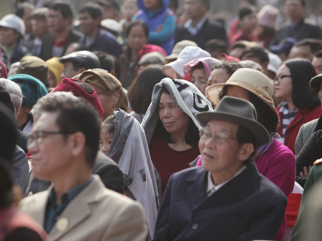 Tin tức trong ngày - Người dân "đội nắng" xem hội gò Đống Đa