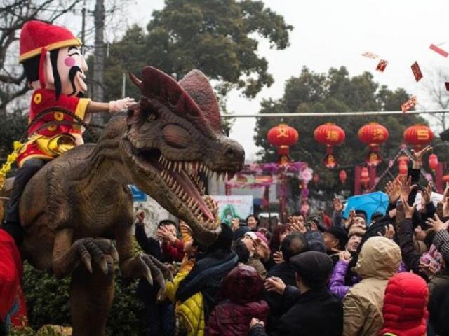 Phi thường - kỳ quặc - Thần Tài cưỡi khủng long ngày tết gây bất ngờ ở Trung Quốc