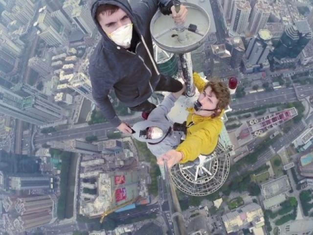 Thế giới - Video: 2 thanh niên Nga trèo tháp TQ cao 380m