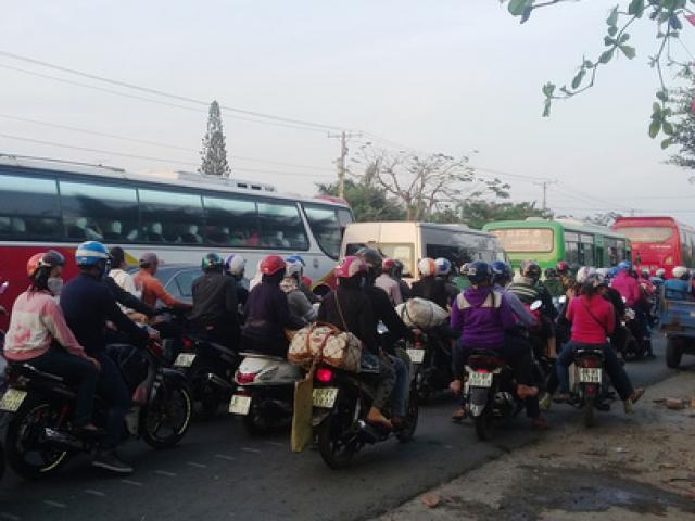 Tin tức trong ngày - Nhích từng mét một trên Quốc lộ 1