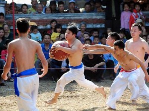 Tin tức trong ngày - Ảnh: Trai tráng Hà thành đổ máu tranh quả cầu nặng 27kg