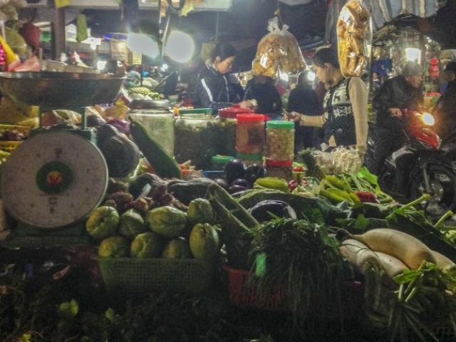 Thị trường - Tiêu dùng - Vác đồ quê lên phố vì lo thực phẩm giá cao sau Tết