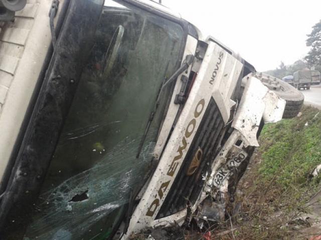 Tin tức trong ngày - Hú hồn xe khách chở 21 người nổ lốp, lao xuống hố