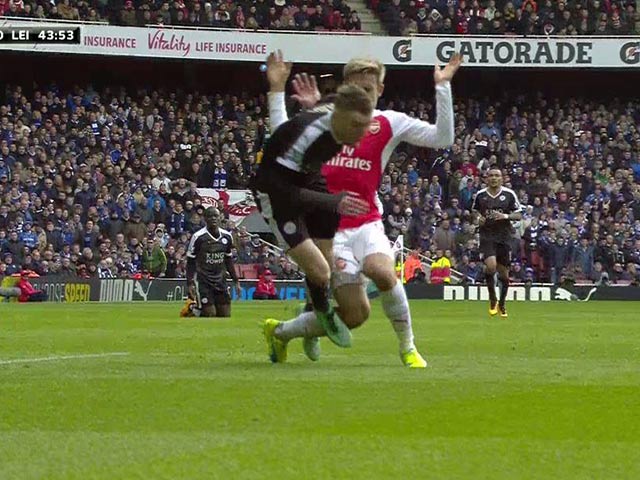 Bóng đá Ngoại hạng Anh - Tiếng còi trọng tài chống Arsenal, giúp Leicester