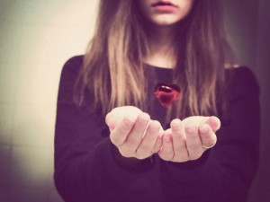 Thơ tình: Em đánh đổi tất cả để bên anh