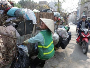 Tin tức trong ngày - Ảnh: Sau Tết, lao công oằn lưng &quot;cõng&quot; rác